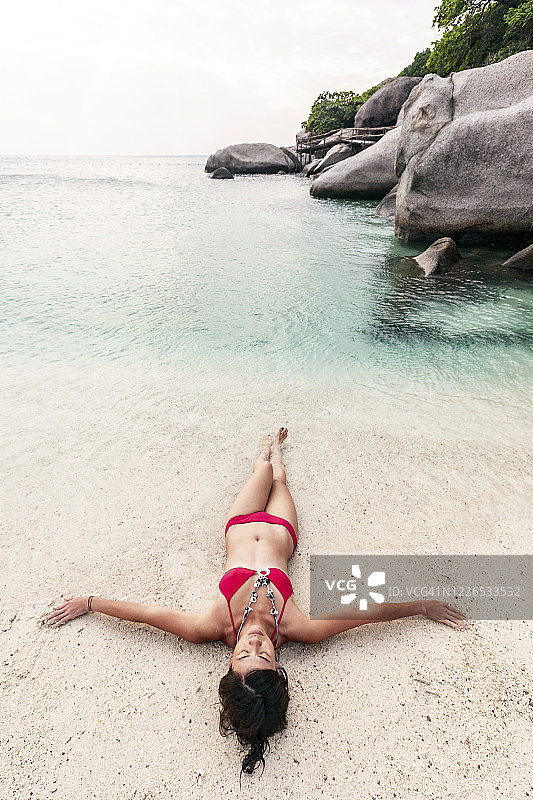泰国，在海岸线上放松的女人图片素材