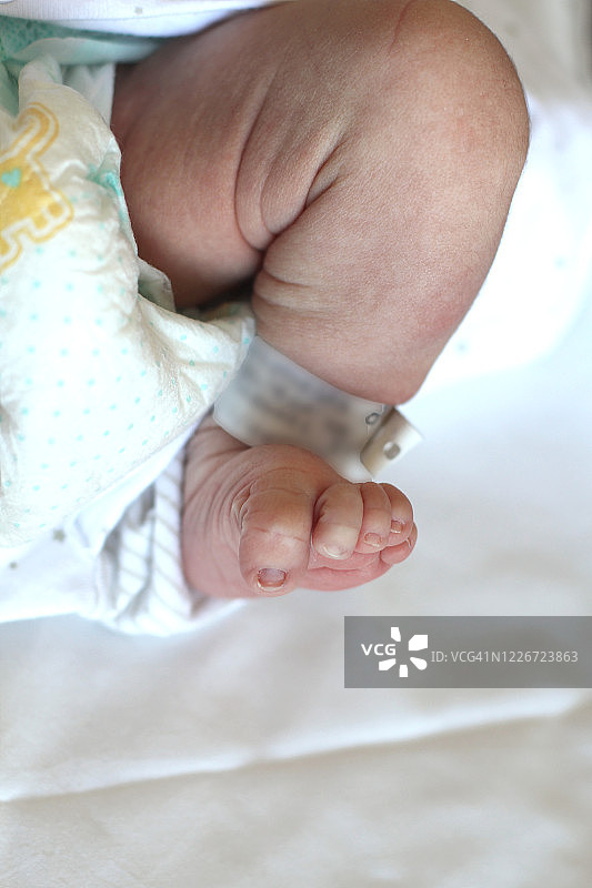 有医院身份标签的新生儿脚图片素材