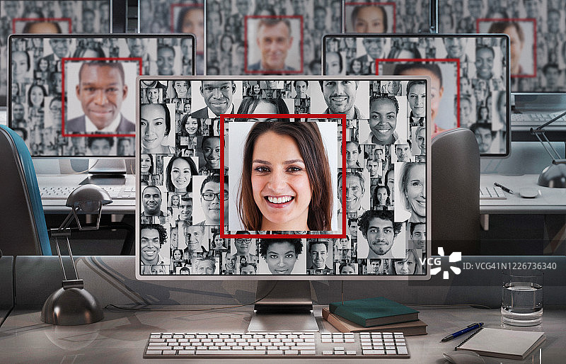 许多人的脸出现在电脑屏幕上图片素材