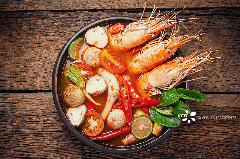 冬阴功是一种泰国菜，用虾、柠檬草、柠檬、草菇和辣椒做成的辣味汤。图片素材