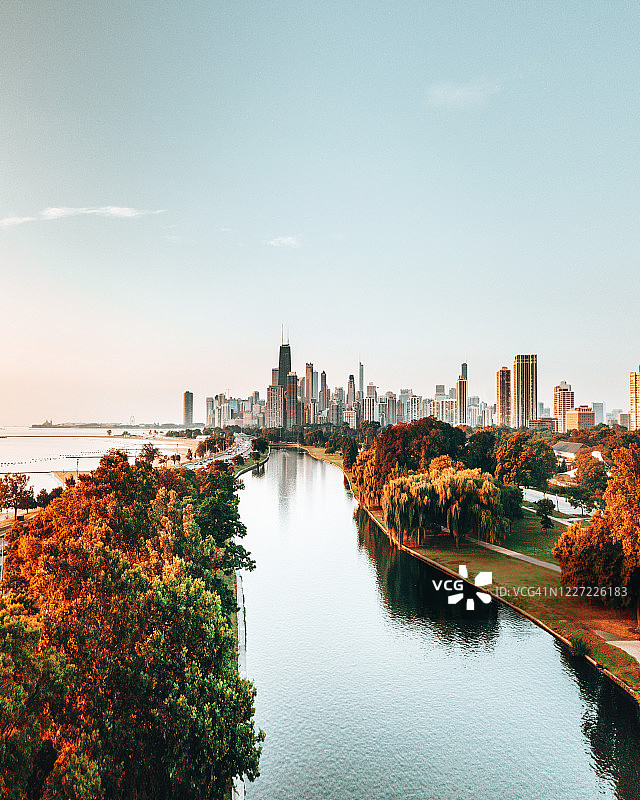 从公园眺望芝加哥的天际线图片素材