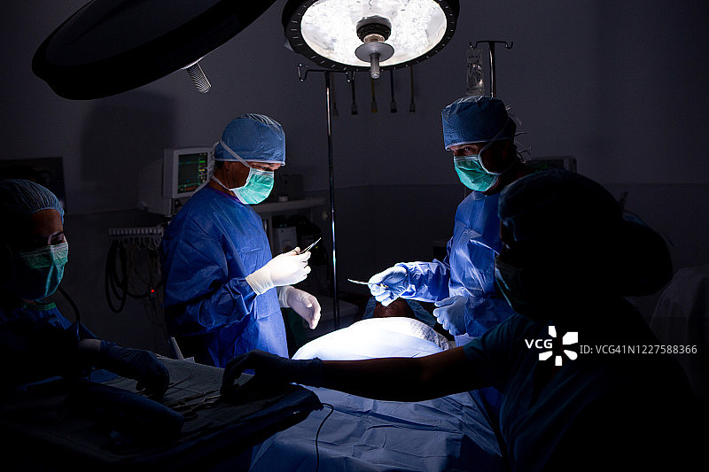两个男外科医生正在做手术图片素材