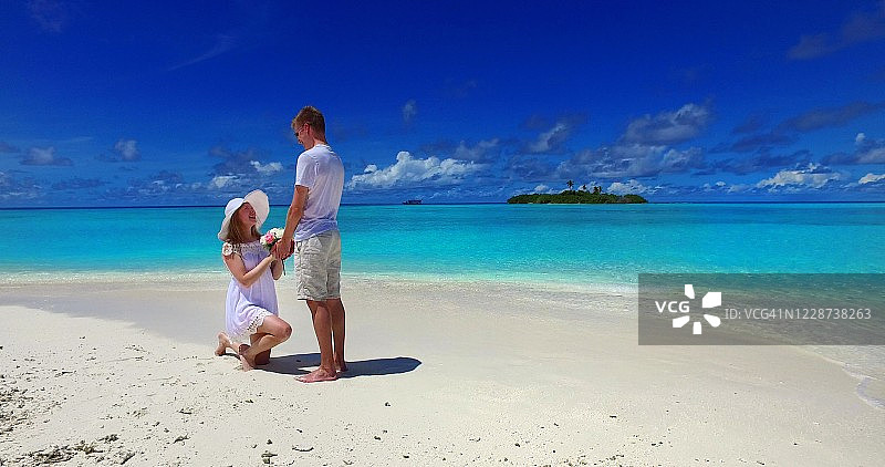 一个女人在马尔代夫向一个男人求婚图片素材