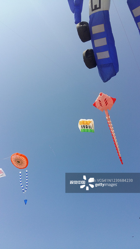 印度喀拉拉邦科瓦拉姆海滩风筝节上，人们在放风筝。图片素材