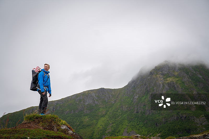挪威吉姆斯øy，爸爸和孩子站在山顶上图片素材