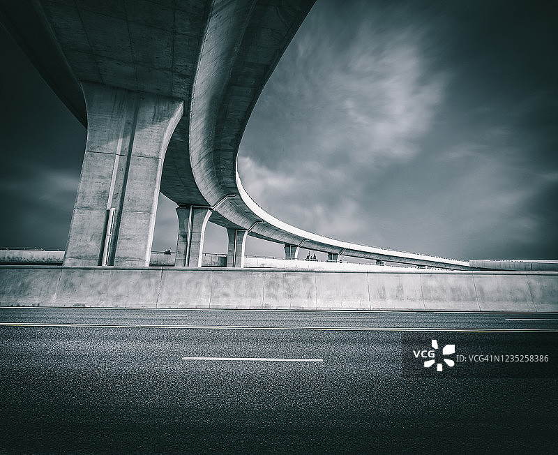 通往城市的高速公路上的立交桥图片素材