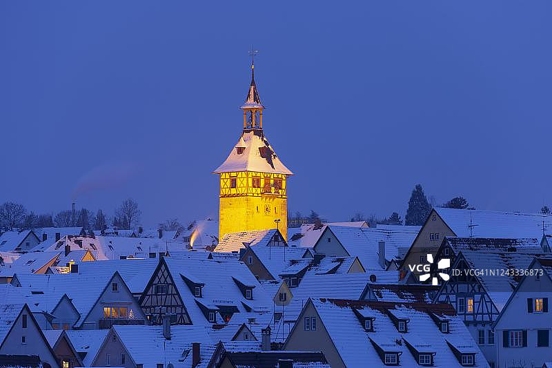 德国巴登-符腾堡州内卡尔市马尔巴赫老城区的屋顶和教堂塔图片素材