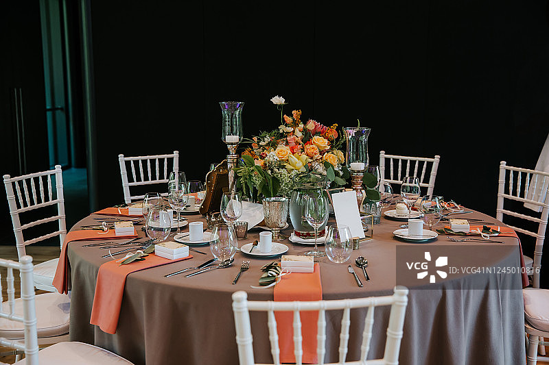 漂亮的，用花装饰的桌子。婚礼或派对装饰。图片素材