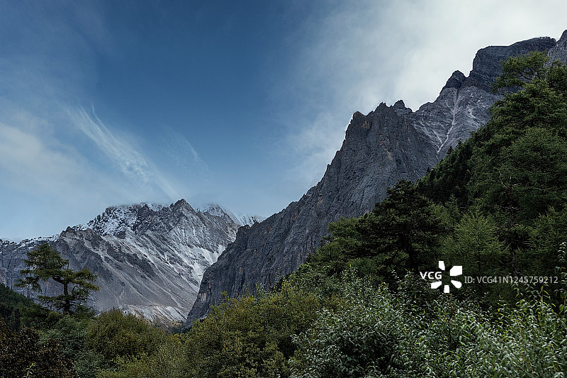 喜马拉雅山脉陡峭的雪山上变幻的云图片素材