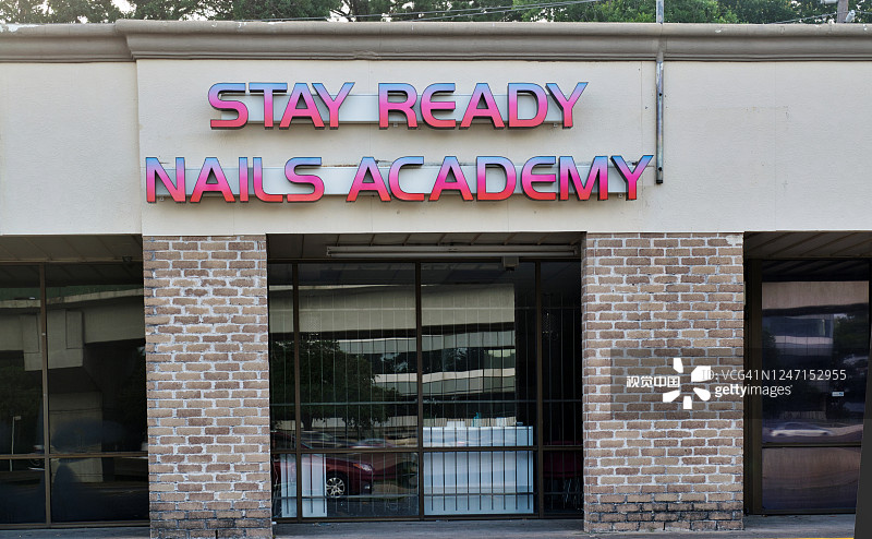 Stay Ready Nails Academy位于德克萨斯州休斯顿的一个购物中心。图片素材