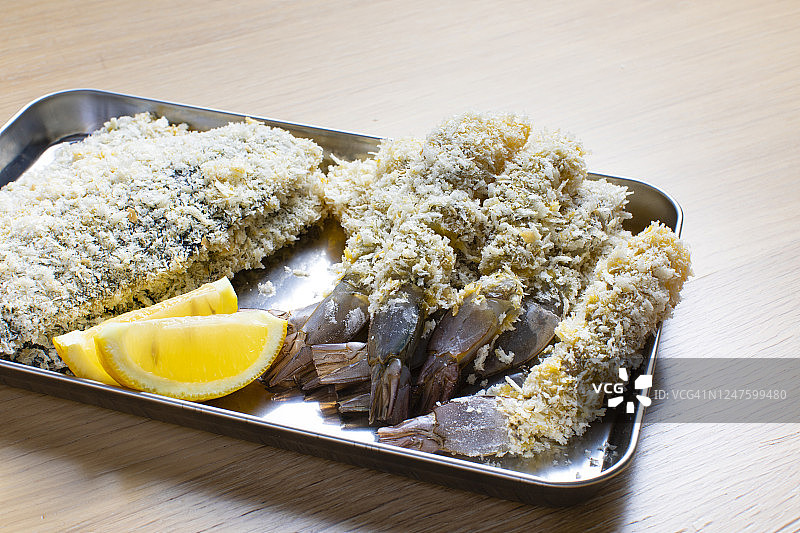日式家常菜食谱，炸马鲛鱼和炸虾。马鲛鱼和虾，面粉，鸡蛋和面包屑。图片素材