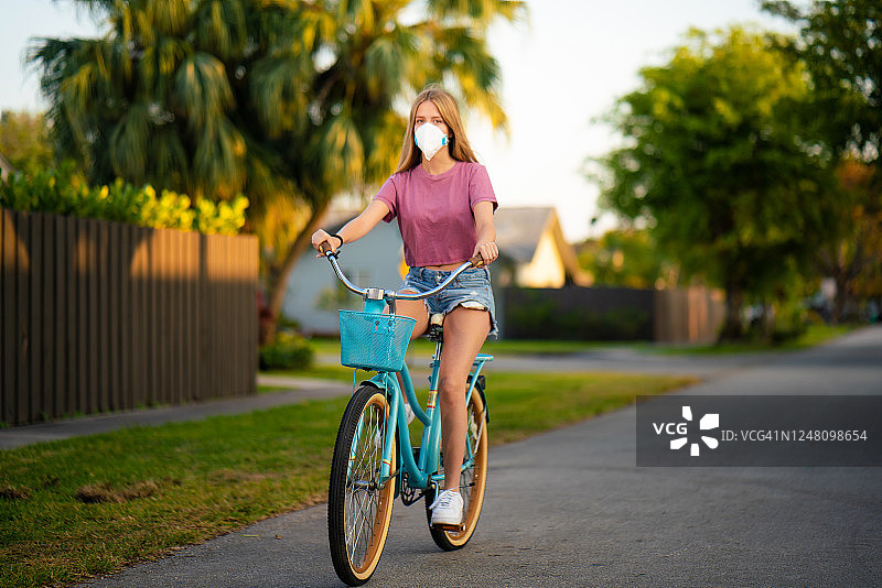 青少年骑自行车带口罩图片素材