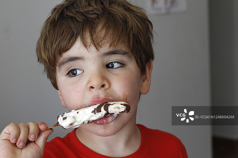 小男孩吃冰淇淋图片素材