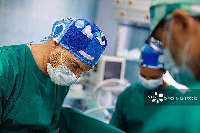 在手术室里给病人做手术的外科医生图片素材