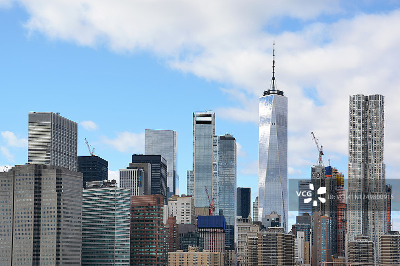 下曼哈顿金融区天际线从东河看到的一天在曼哈顿，纽约市，美国图片素材
