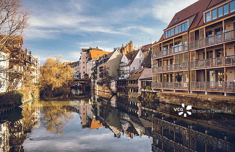 在德国，欧洲纽伦堡市的河边老建筑的倒影图片素材