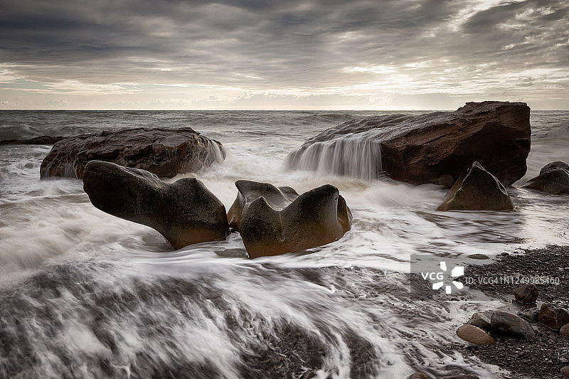 暴风雨的岩石海滩图片素材