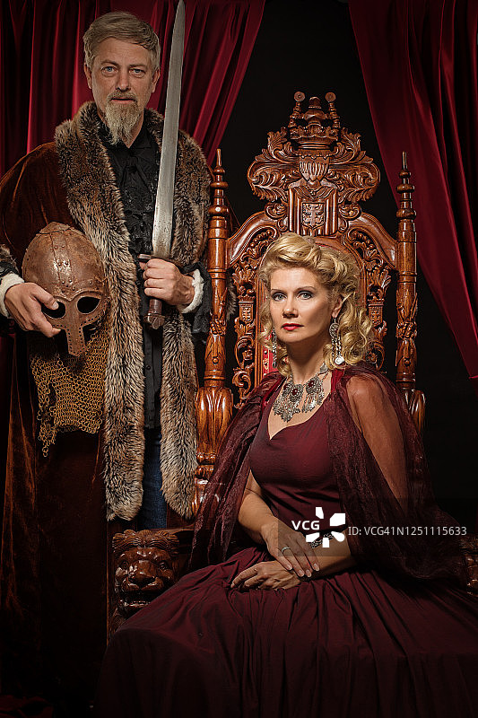 中世纪国王和王后在摄影棚拍摄图片素材
