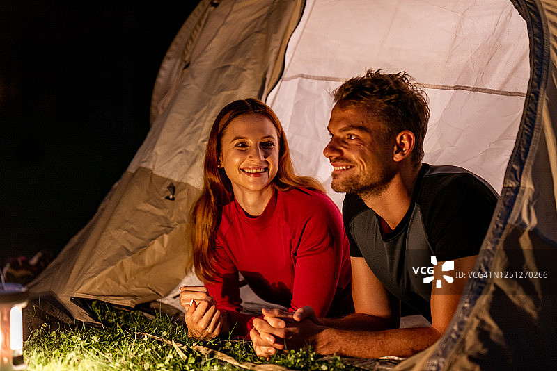 在山上露营的年轻夫妇图片素材