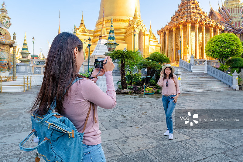 女游客喜欢在泰国曼谷著名的旅游景点旅游图片素材