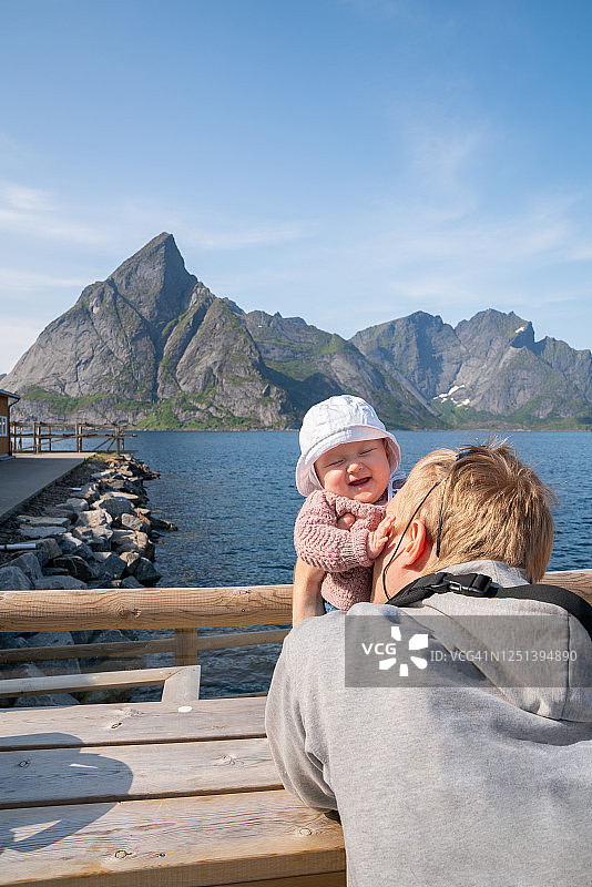 父亲和女儿在挪威莱纳海滨亲密相处图片素材