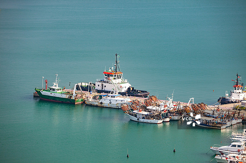 小船和小船停泊在一个商业港口图片素材