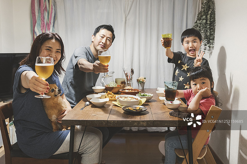 家庭参加在线视频会议，并在家里一起吃饭图片素材