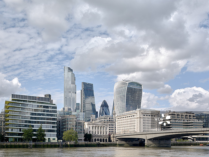 横跨泰晤士河的伦敦城市天际线图片素材