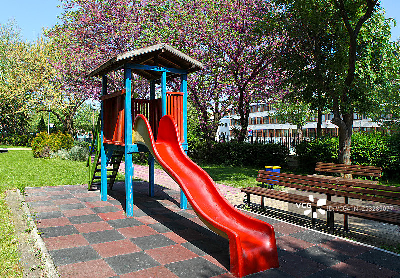 儿童游乐场在城市公园图片素材