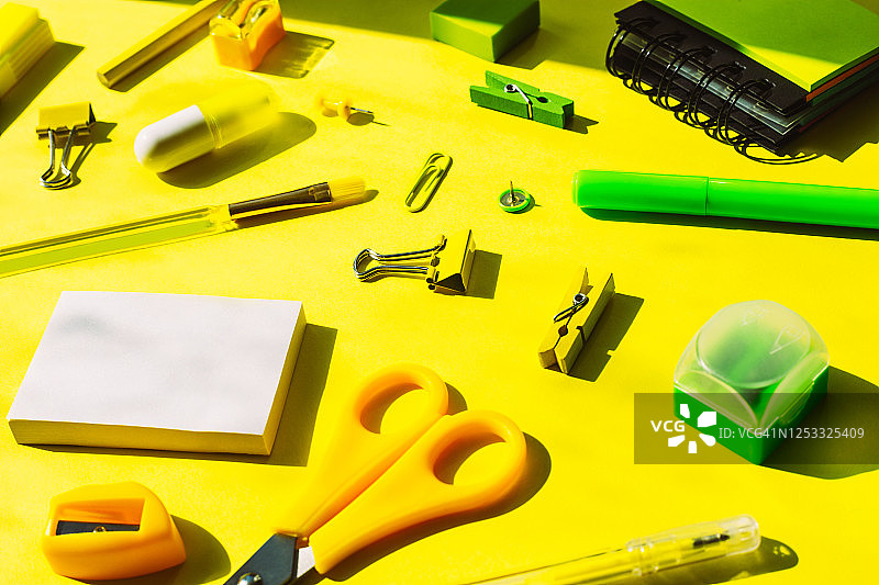 黄色和绿色文具-剪刀，钢笔，卷笔刀，笔记本图片素材