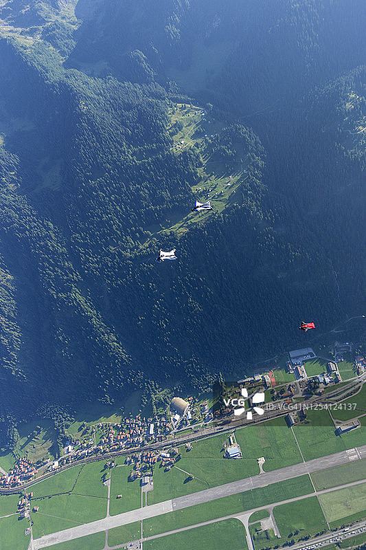 翼装飞行员在瑞士阿尔卑斯山上空翱翔图片素材