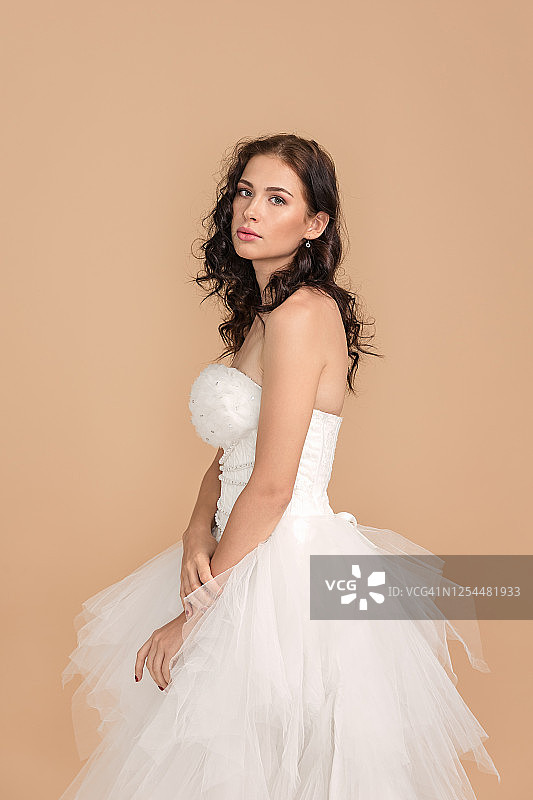 年轻美丽的新娘为相机摆姿势图片素材