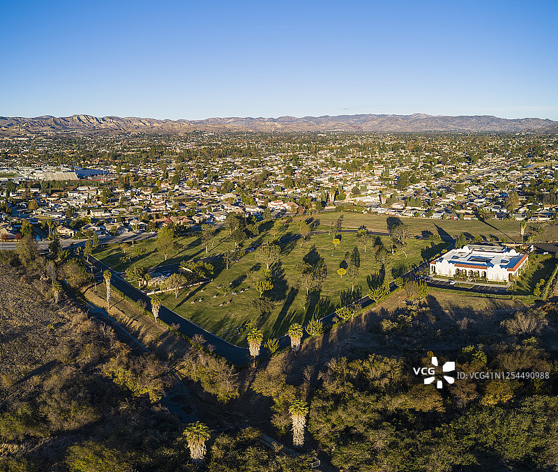 这是加州西米谷的无人机拍摄的视频。高分辨率拼接全景图。图片素材