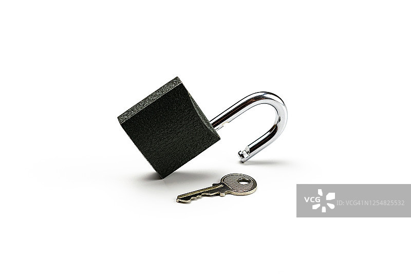 挂锁隔离在白色背景上。带钥匙的金属锁垫，安全理念。图片素材