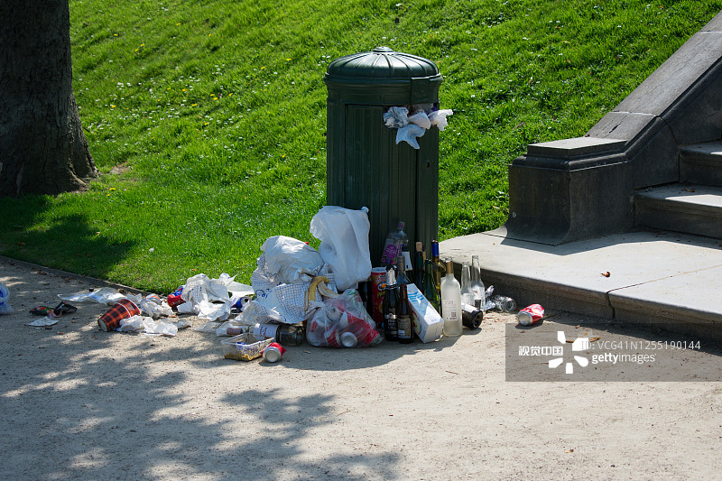 2018年4月21日，比利时布鲁塞尔，阳光灿烂的la Cambre公园，满是垃圾的公共垃圾桶图片素材