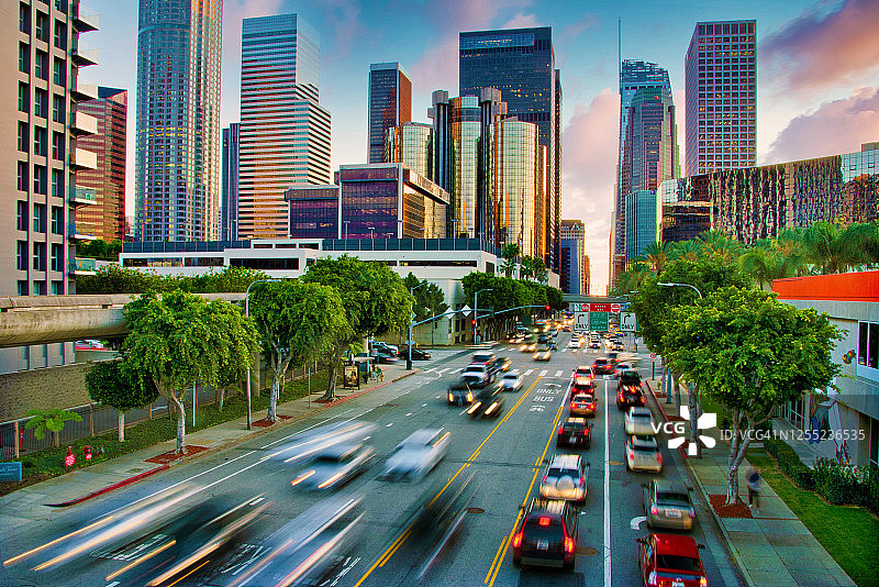 壮观的洛杉矶天际线和街道交通图片素材