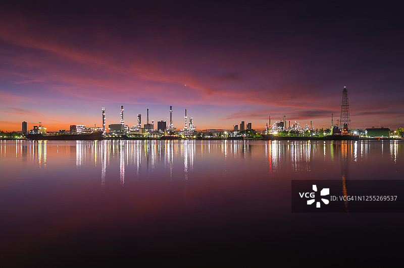炼油厂的鸟瞰图在日出时反映在河上图片素材