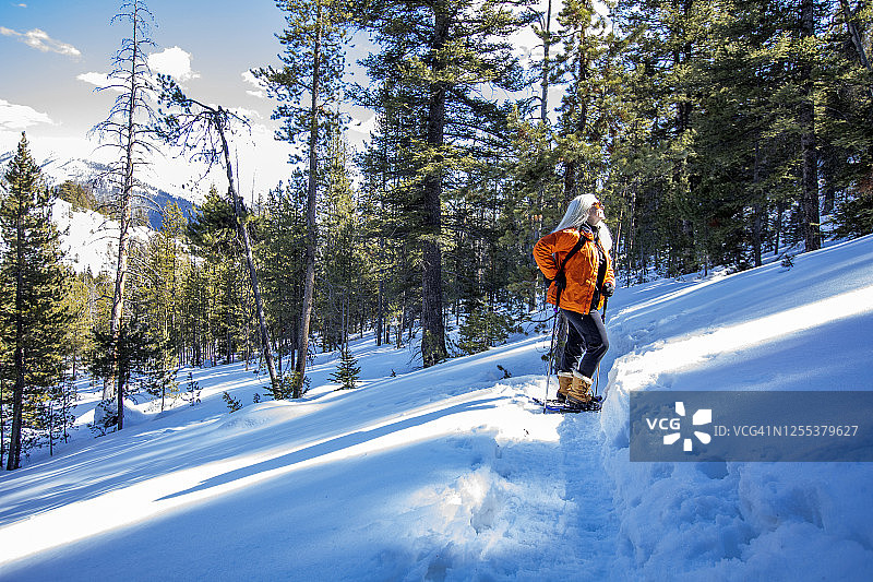 美国，爱达荷州，太阳谷，冬天穿雪鞋的女人图片素材