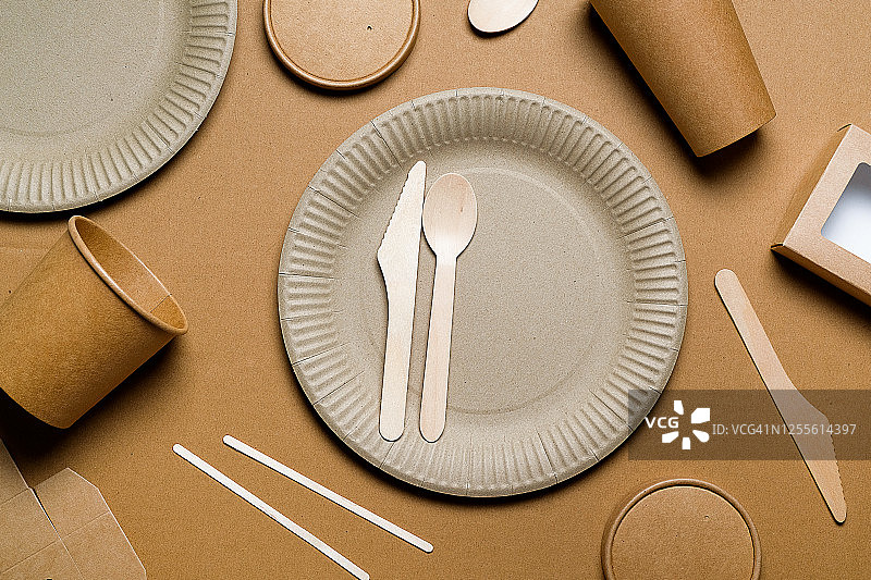 用可回收材料制成的一次性环保餐具，放在米色背景或桌子上。食品行业。图片素材
