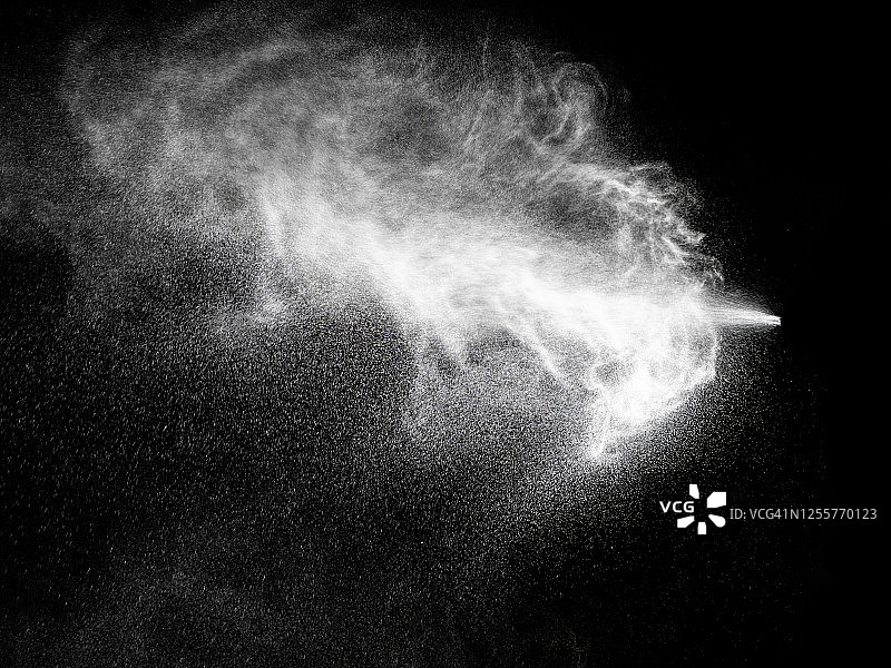 在黑色的背景上，水滴漂浮在白色的空气中，形成了完整的纹理框架图片素材