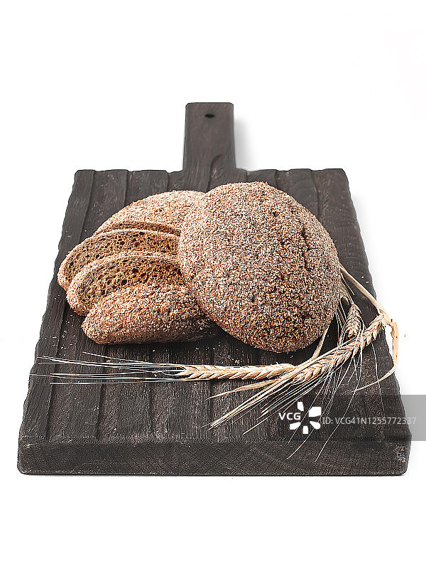 食物摄影切面包面包侧在棕色木板上白色孤立的背景图片素材