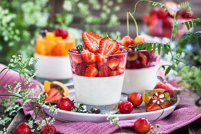 美味的意大利甜点意式奶冻配上新鲜的夏季草莓图片素材