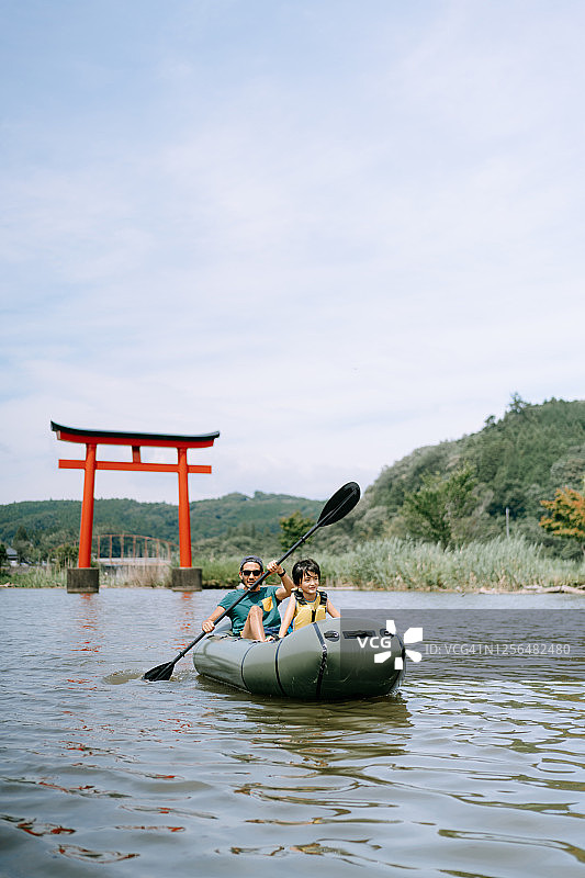 父亲和孩子在日本湖上划皮艇图片素材