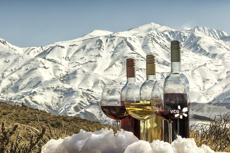 红色，rosé和白葡萄酒在雪山脚下。图片素材