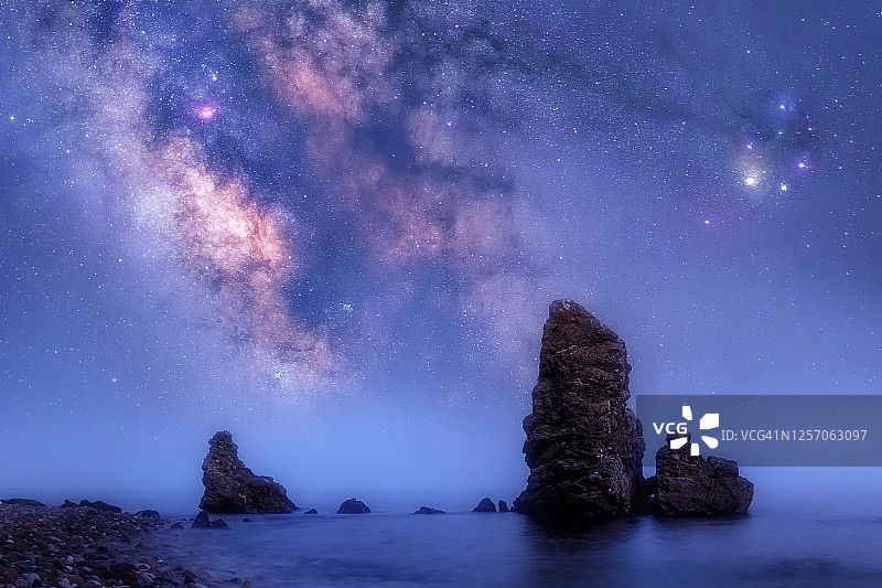 岩石海岸的银河系图片素材