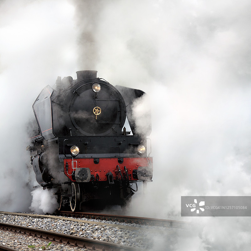 冒烟的老式蒸汽机车图片素材