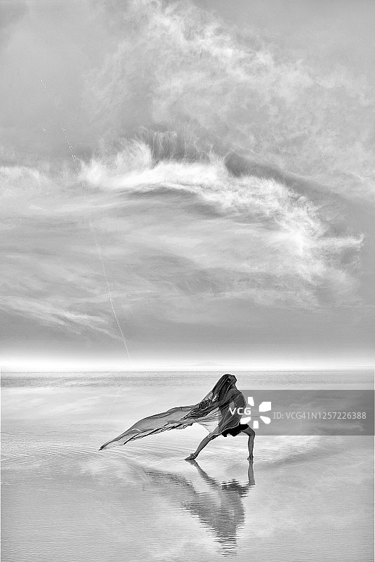 芭蕾舞演员在湖面上跳舞图片素材