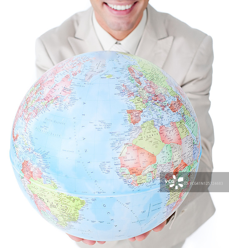微笑的商人拿着一个地球仪图片素材