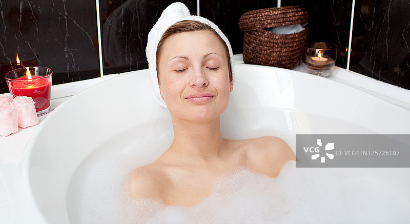 迷人的女人在泡泡浴中放松图片素材