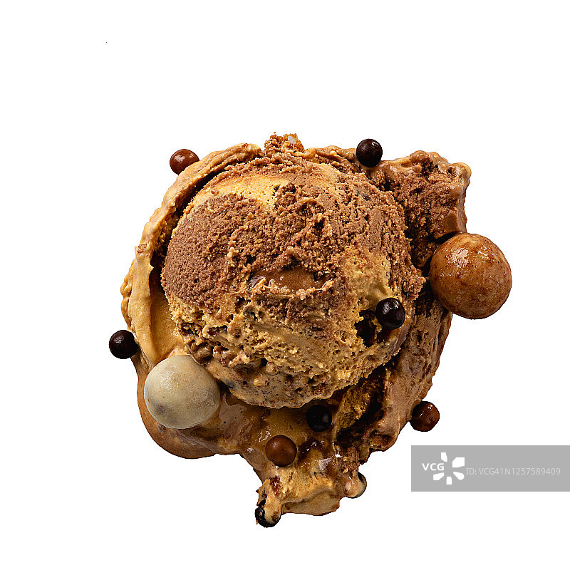 俯视图巧克力和焦糖冰淇淋勺与脆球孤立在白色图片素材